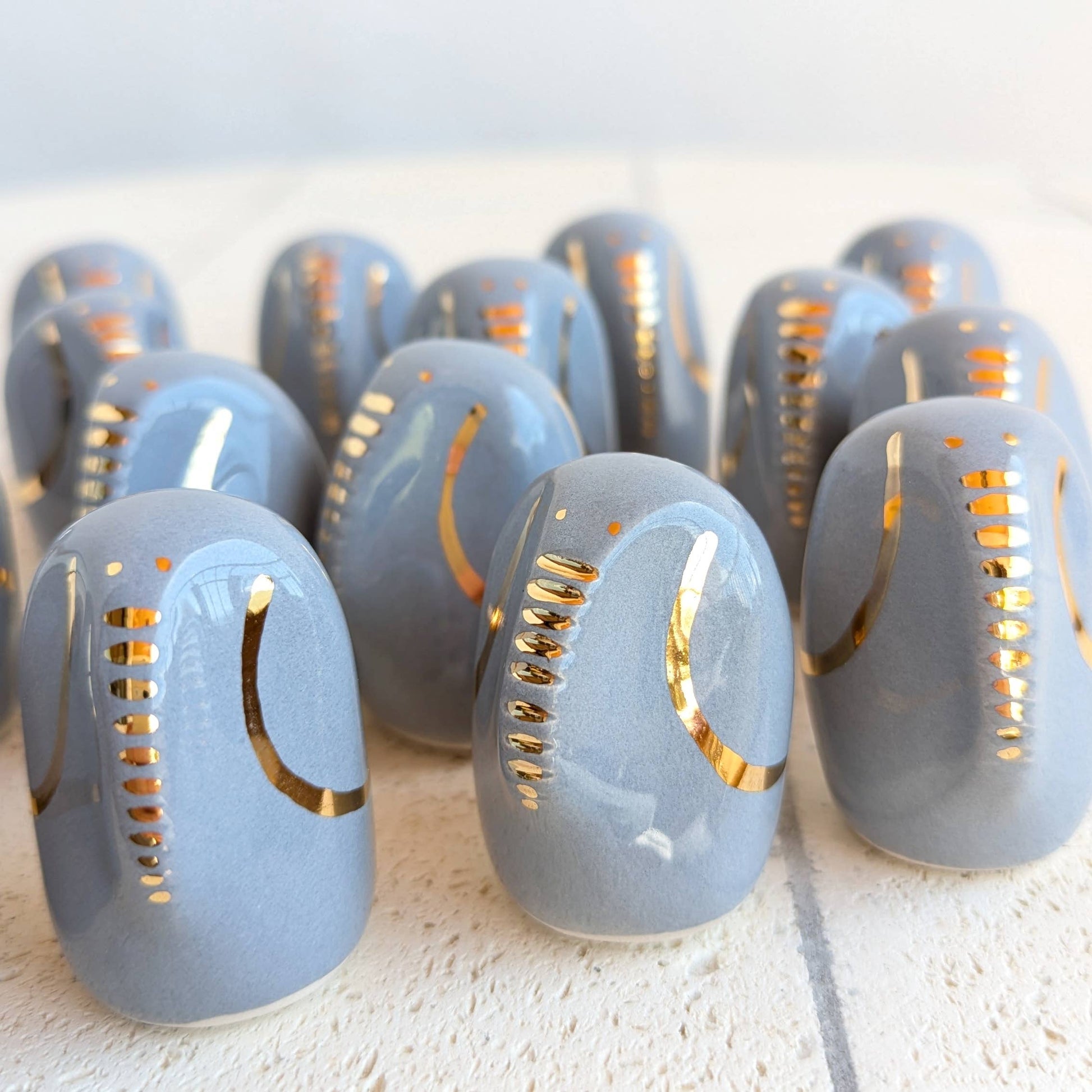 Picuru ceramicas’ Amule Elephant of Wisdom "Gold" 5 Languages features elegant gray press-on nails with gold and silver abstract lines—an exquisite gift inspired by the wisdom and grace of the elephant.