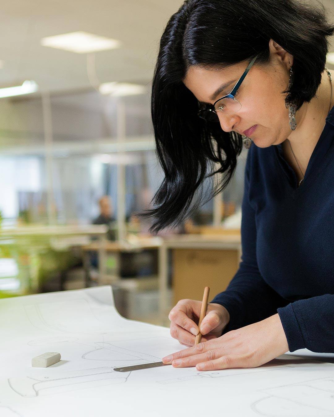 Cargar video: Portuguese cork harvesting and craftsmanship showing natural cork used to create sustainable Corkor accessories