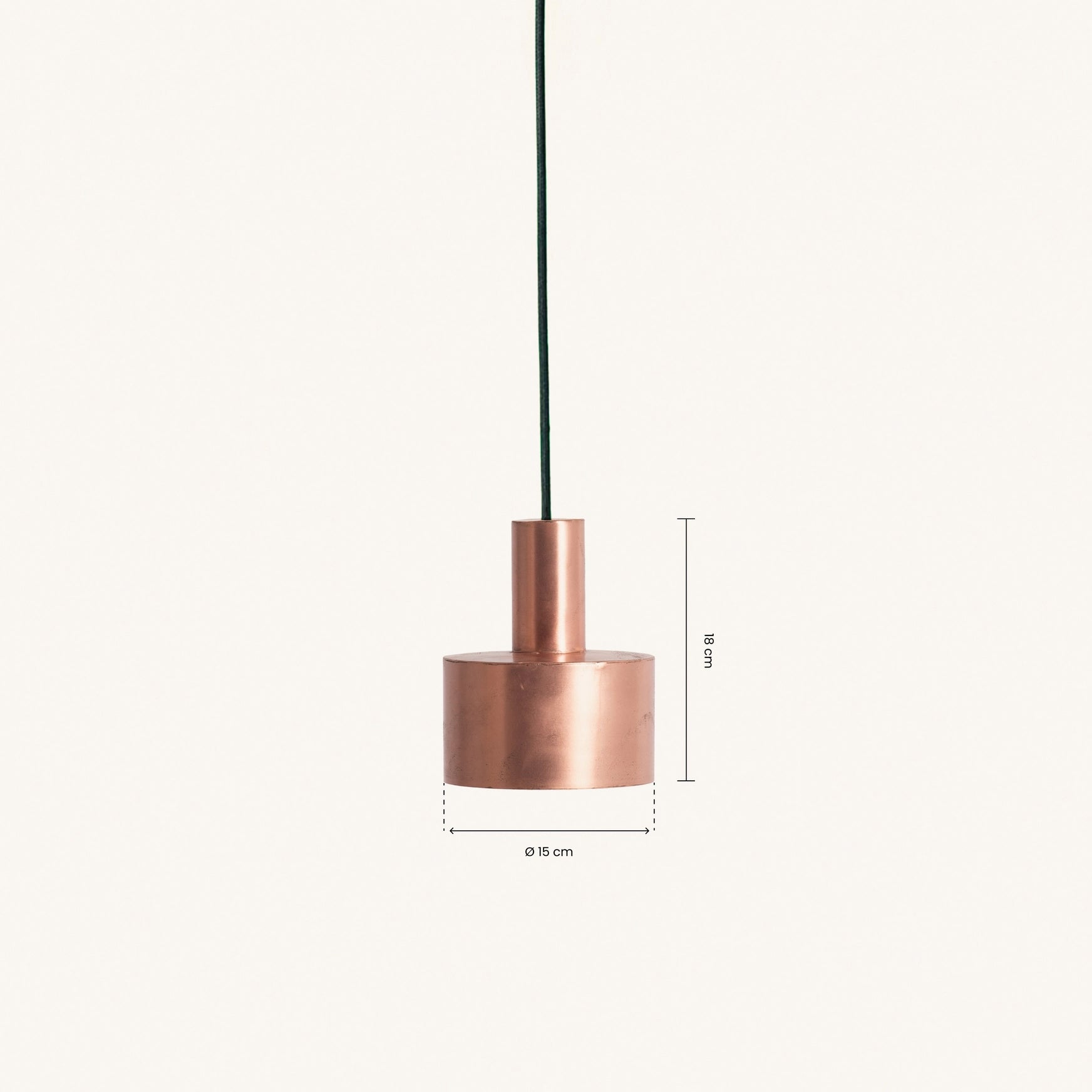 The Hannun Seber Lamp features a minimalist cylindrical pendant, available in 3 colours, and hangs from a sleek cord. Ideal for industrial spaces, it measures 18 cm high with a 15 cm diameter.