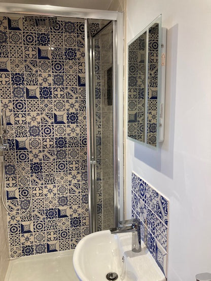 Juego de azulejos pintados a mano.