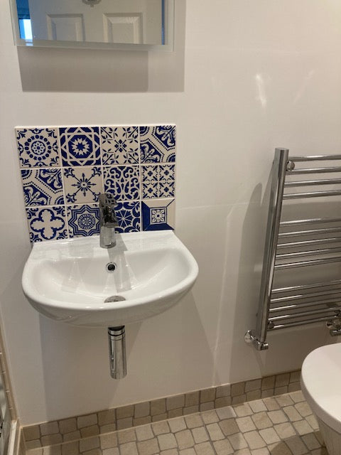 Juego de azulejos pintados a mano.