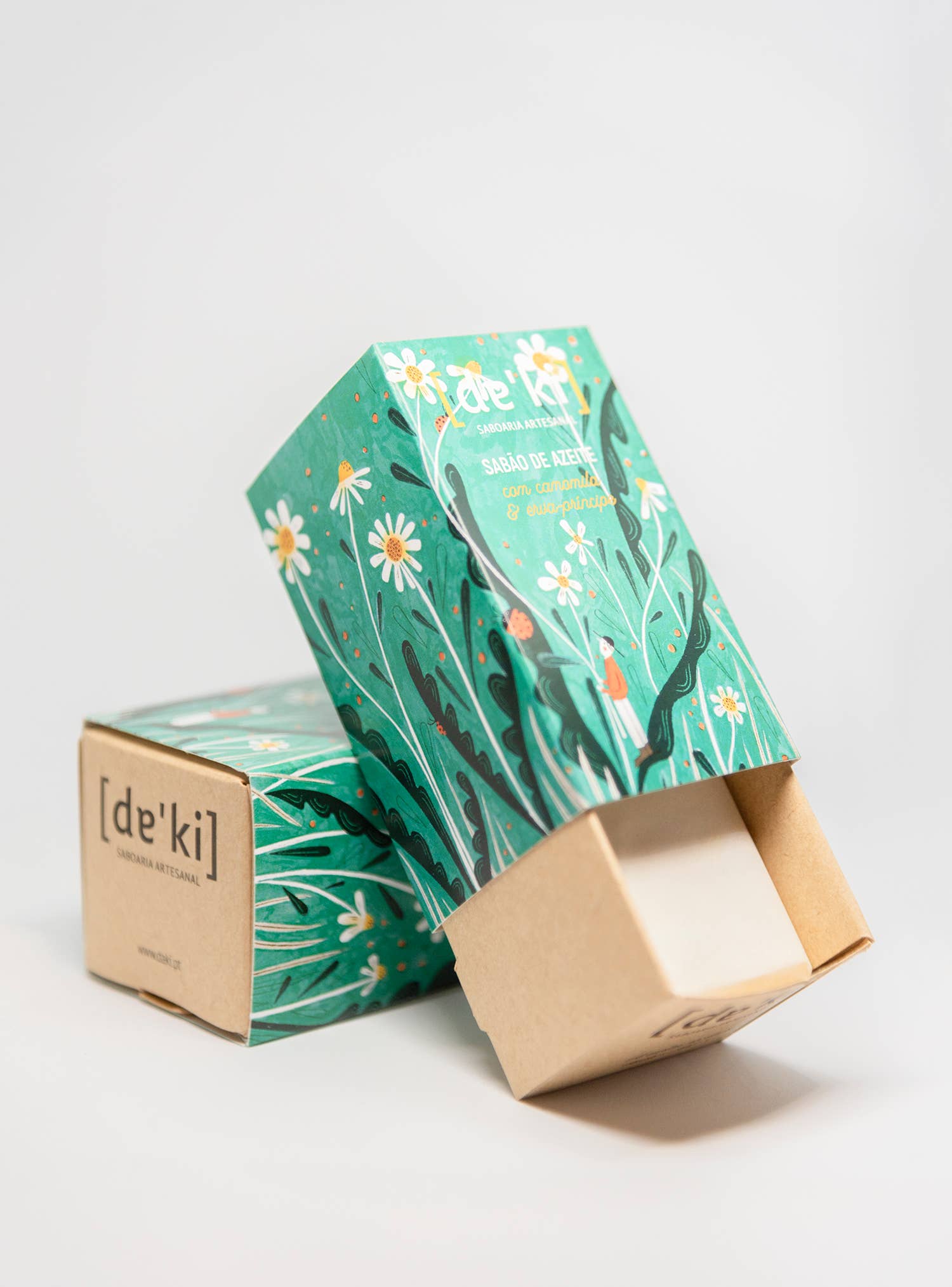 close up of green box with chamomile and lemongrass soap_Daki