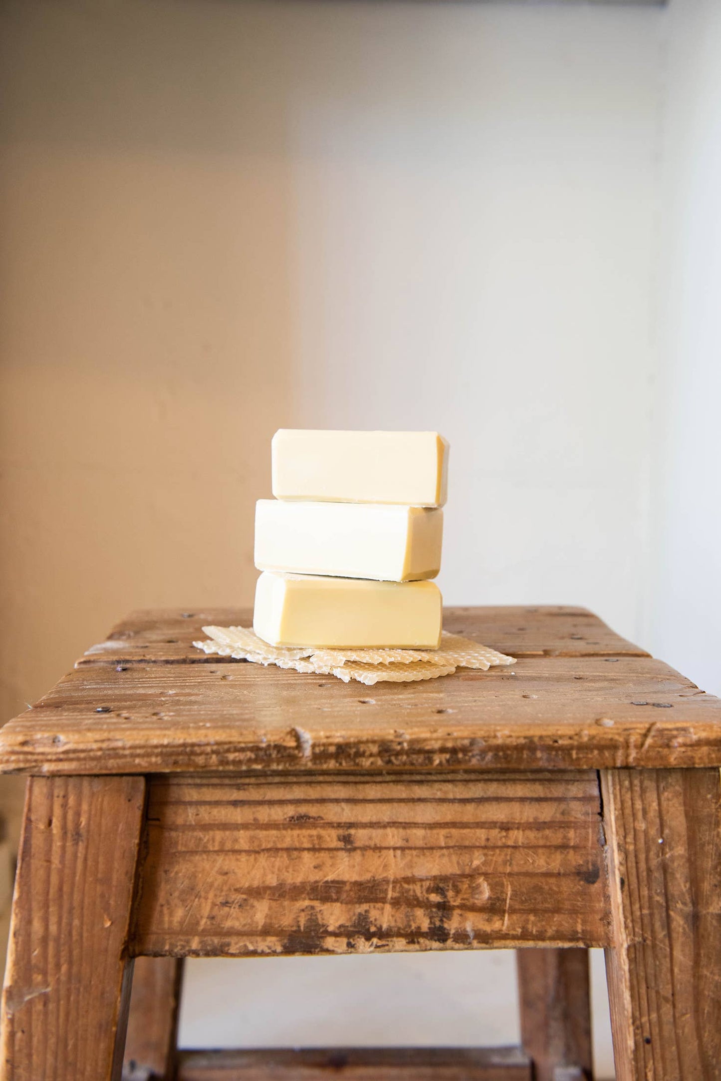 stack of 3 soaps on top of wooden bench_Daki